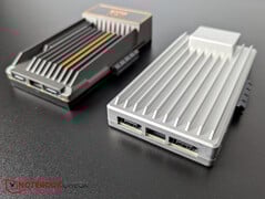 ZimaBoard 1.0 à gauche, ZimaBoard 2.0 à droite