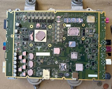 Nouvelle carte d'infodivertissement avec CPU et GPU AMD, 16 Go de RAM et 256 Go de SSD NVMe. (Source de l'image : @greentheonly sur Twitter)