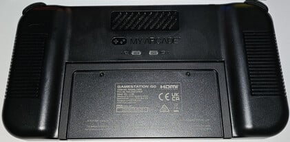 Deux ports USB-C pour les contrôleurs sont intégrés à l'arrière de la Gamestation Go (Source d'image : Marc Zander, Notebookcheck)