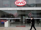 BYD a dépassé Tesla en 2022 en tant que premier fabricant mondial de VE. (Source de l'image : Reuters)