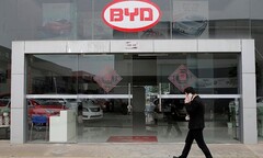 BYD a dépassé Tesla en 2022 en tant que premier fabricant mondial de VE. (Source de l'image : Reuters)