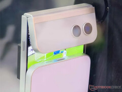 L'Asymmetric Flip est une étrange version du format clapet. (Source de l'image : Notebookcheck)