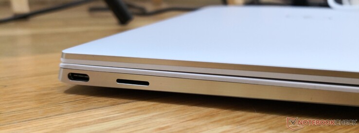 Côté gauche : USB C avec DisplayPort + Thunderbolt 3, lecteur de carte micro SD.