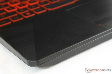 Surfaces en plastique texturées sur l'Asus FX505. Le centre du clavier ploie légèrement quand on appuie dessus.