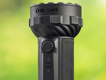 L'Olight Marauder 3 est commandé par un bouton rotatif et un sélecteur de mode d'éclairage.