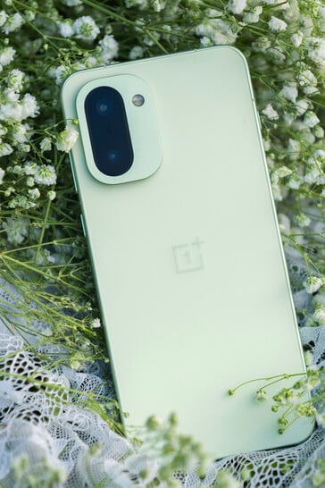 Le téléphone en couleur Shadow Green (Image source : OnePlus)