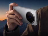 Le X500 Pro Max est équipé d’un capteur téléobjectif de 200 Mpx. Photo : une image promotionnelle montrant l’arrière du téléphone.