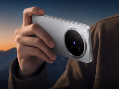 Le X500 Pro Max est équipé d’un capteur téléobjectif de 200 Mpx. Photo : une image promotionnelle montrant l’arrière du téléphone.