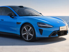 Xiaomi SU7 (2026) dans la nouvelle couleur Capri Blue : la berline sportive électrique reçoit plus qu'un simple lifting mineur. (Source de l'image : Xiaomi)