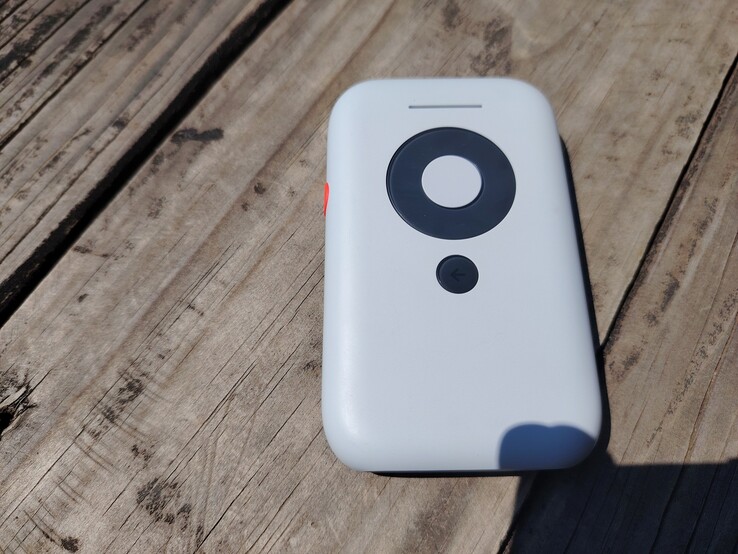La poutre agit comme un concentrateur externe, permettant la diffusion sans fil, l'entrée HDMI et les fonctions de stabilisation de l'écran pour les appareils compatibles. (Source de l'image : Darryl Linington - Notebookcheck)