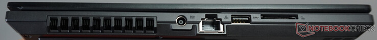 Ports à gauche : connexion électrique, port LAN (1 Gbit/s), USB-A (5 Gbit/s), lecteur de carte SD