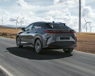 Le SUV électrique Lexus RZ 450e 2023 a été officiellement révélé dans une longue bande-annonce de lancement (Image : Lexus)