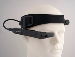 Vuzix présente le kit de lunettes intelligentes M400 Xtreme avec la banque d'alimentation Xtreme Weather pour une utilisation dans des environnements difficiles. (Source de l'image : Vuzix)