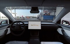 Une Tesla conduisant de manière autonome vers le parking de Giga Berlin (Source de l'image : Tesla on X)