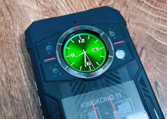 Les LED infrarouges, qui fournissent l'éclairage nécessaire pour les prises de vue nocturnes, sont cachées dans le module de flash LED sur la droite.