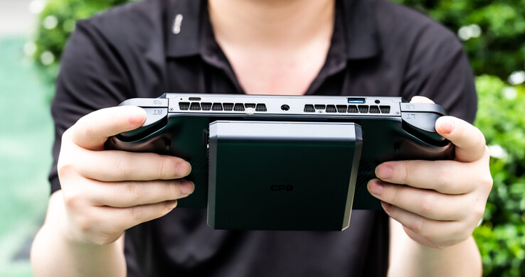 Le GPD Win 5 avec sa batterie externe. (Source de l'image : GPD)