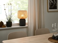 La lampe haut-parleur SYMFONISK d'IKEA avec Wi-Fi est dotée d'un nouvel abat-jour en bambou (Source : IKEA)