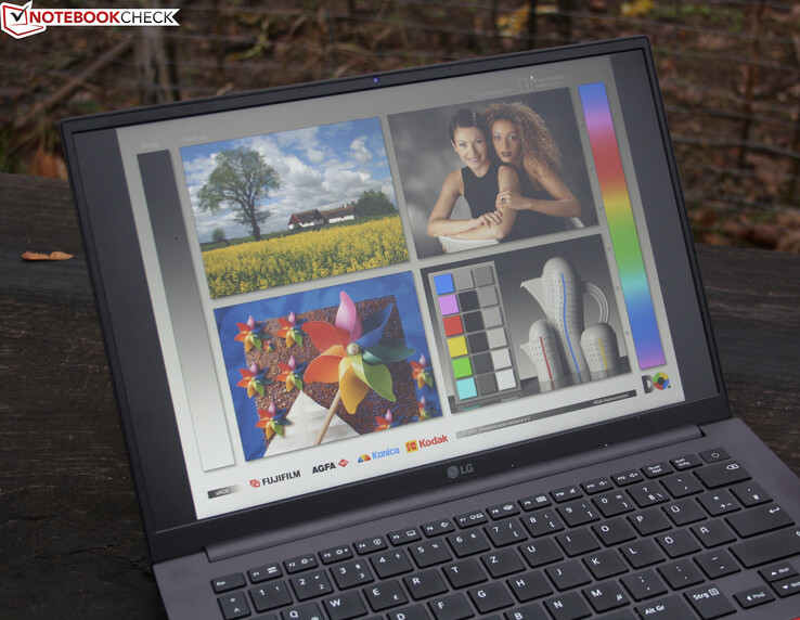 LG Ultra PC 14 par temps nuageux. Il est adapté à une utilisation en extérieur grâce à son écran brillant et non réfléchissant.