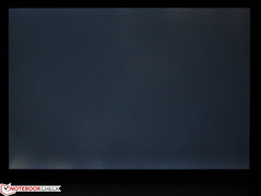 L'écran de notre Surface Pro 6 affiche des fuites de lumières visibles sur le bord inférieur.
