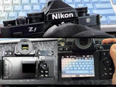 Les images du prochain Nikon Zf confirment un design d'inspiration rétro avec une bonne dose de commandes analogiques. (Source : Nikon Rumors)