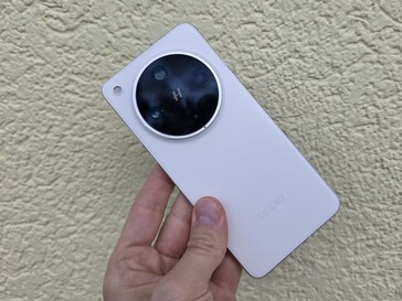 L'Oppo Find X8 Ultra en revue. (Source de l'image : Marcus Herbrich/Notebookcheck)