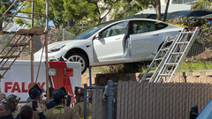 Un accident de pédale a envoyé cette Tesla sur une ambulance (image : SDFD)