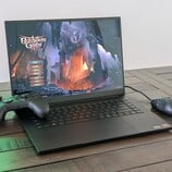 Critique de l'ordinateur portable Razer Blade 16 RTX 5080 : Presque aussi rapide mais tellement moins cher