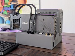 Le dock eGPU pour mini PC de Beelink est désormais en open-source. (Source de l'image : Notebookcheck / Allen Ngo)