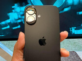 L'iPhone 16 aura des bords latéraux mats et un panneau arrière mat, mais le boîtier de l'appareil photo sera brillant. (Source de l'image : Weibo)