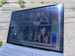 A l'extérieur, sous la lumière directe du soleil