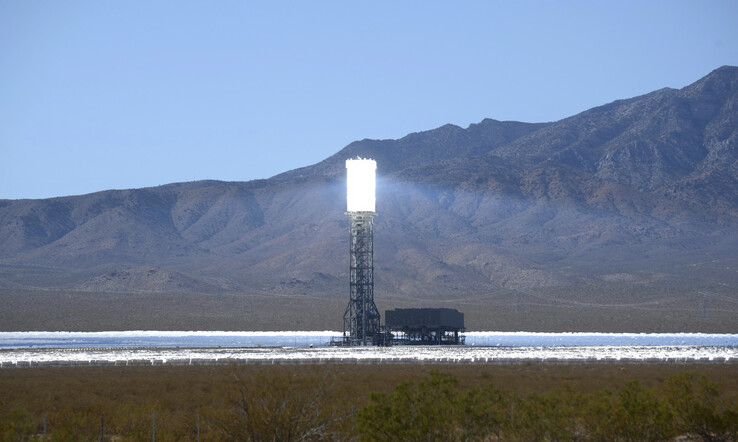 La centrale solaire d'Ivanpah, située dans le désert de Mojave, près de la frontière entre la Californie et le Nevada (photo), avec des hectares d'héliostats. (Source de l'image : Laura Ockel sur Unsplash)