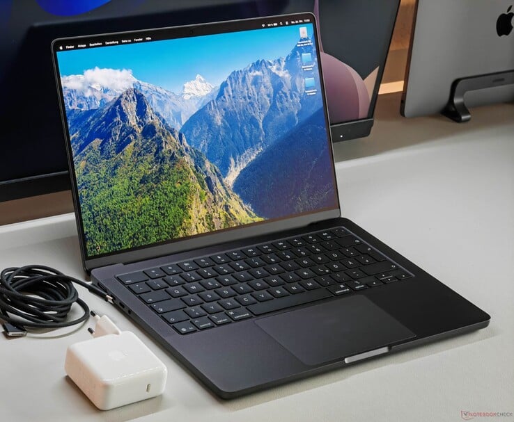 Apple MacBook Pro avec puce M5 sur un bureau, avec son chargeur et son câble. (Source de l'image : Notebookcheck)