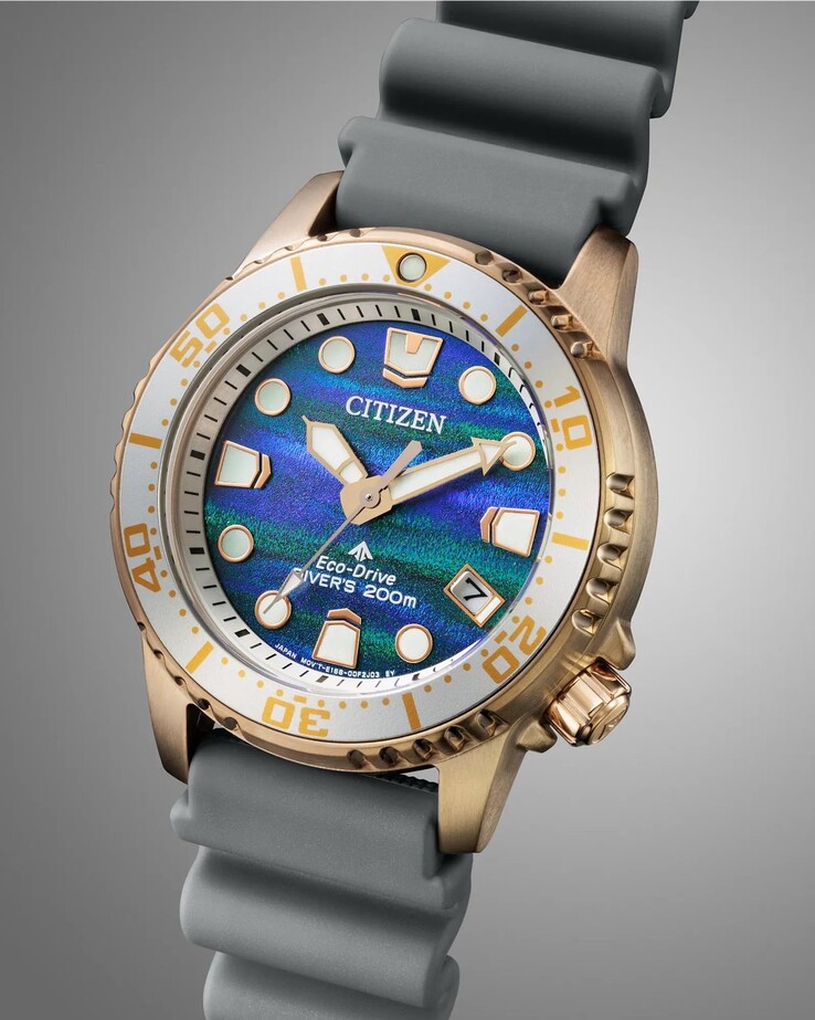 La lunette unidirectionnelle est dotée de repères clairs pour les minutes et d'une pastille lumineuse à 12 heures.