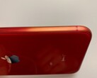 L'iPhone SE 2 (PRODUCT) ROUGE délavé appartenant à la femme de Ben Geskin. (Image : @BenGeskin)