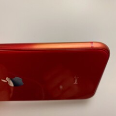 L'iPhone SE 2 (PRODUCT) ROUGE délavé appartenant à la femme de Ben Geskin. (Image : @BenGeskin)