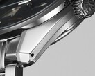 Vue de profil de la Grand Seiko SBGA531 montrant son boîtier en acier inoxydable de 40 mm, sa couronne et ses surfaces polies et brossées.