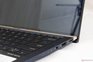 Asus "triche", en cachant les bordures d'écran épaisses derrière la base du ZenBook UX433F.