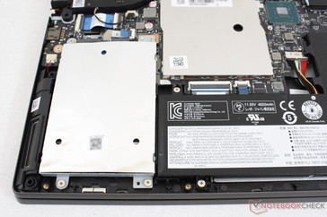 Emplacement 2,5 pouces du Lenovo Legion Y730 sous le repose-poignet droit.