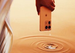 Le Motorola Edge 50 Ultra sera proposé dans la couleur Pantone de l'année 2024. (Image : Motorola, via Evan Blass)