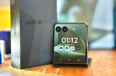 L'écran externe est celui du Razr Ultra 2026 ; pour le reste, le Razr Plus 2026 fait des économies afin de maintenir un prix plus bas.