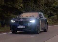 Le SUV électrique BMW iX3 a atteint une autonomie impressionnante de 626 miles avec 12 miles restants au compteur. (Source de l'image : BMW Group via YouTube)
