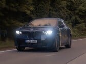 Le SUV électrique BMW iX3 a atteint une autonomie impressionnante de 626 miles avec 12 miles restants au compteur. (Source de l'image : BMW Group via YouTube)