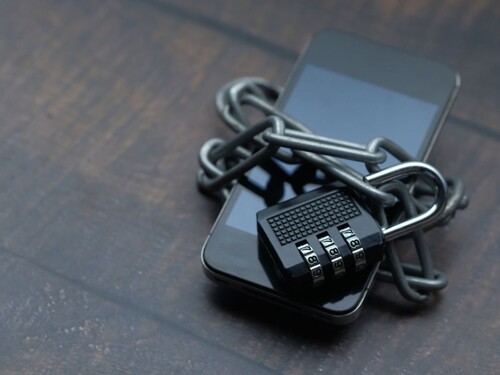Smartphone équipé d'un verrou à chaîne