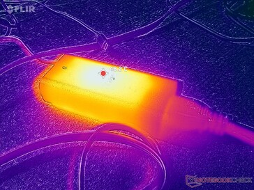 L'adaptateur secteur atteint plus de 48 °C lorsqu'il est soumis à des charges importantes.