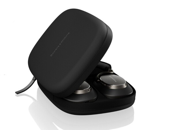 Les Bowers & Wilkins Px8 S2 sont livrés avec un étui de transport. (Source de l'image : Bowers & Wilkins)