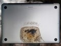 Ce portable MacBook Pro 15 Apple a pris feu de manière inattendue alors que son propriétaire dormait. (Image source : u/Squeezieful/Unsplash - édité)