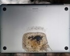 Ce portable MacBook Pro 15 Apple a pris feu de manière inattendue alors que son propriétaire dormait. (Image source : u/Squeezieful/Unsplash - édité)