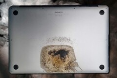 Ce portable MacBook Pro 15 Apple a pris feu de manière inattendue alors que son propriétaire dormait. (Image source : u/Squeezieful/Unsplash - édité)