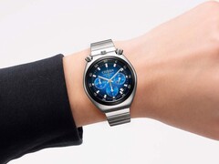 Une montre Citizen Tsuno Chronograph au cadran bleu dégradé et au bracelet en acier inoxydable, portée au poignet sur fond blanc.