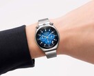 Une montre Citizen Tsuno Chronograph au cadran bleu dégradé et au bracelet en acier inoxydable, portée au poignet sur fond blanc.